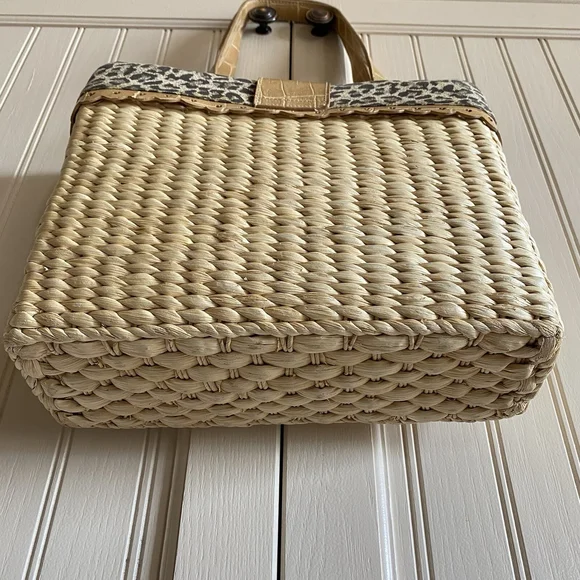 XOXO Straw Bag W/Leather Accent Heart Cutout Classic Trendy Travel BeachFun 12” - Picture 10 of 14